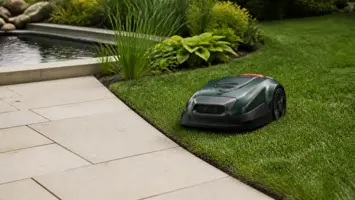 Slinglös robotgräsklippare följer kanten mot stenplattor
