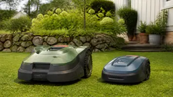 Två olika robotgräsklippare jämförs sida vid sida på gräs