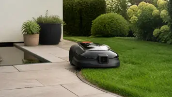 Kamerastyrd robotgräsklippare följer kanten på en uteplats