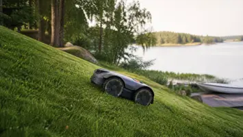 Fyrhjulsdriven robotgräsklippare klipper en brant grässlänt