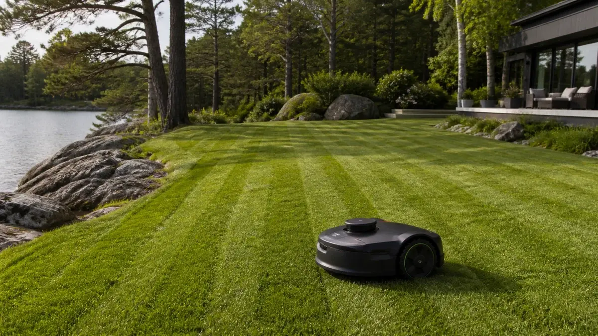 Slinglös robotgräsklippare klipper raka parallella linjer